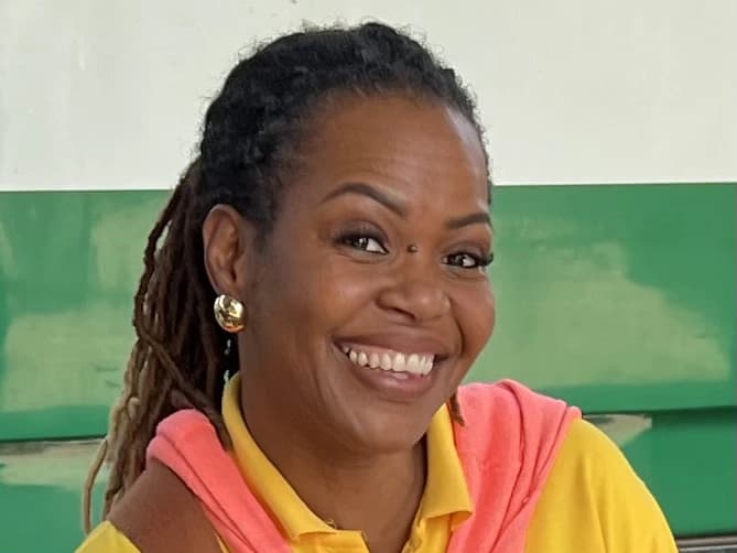 Nélia Macondzo